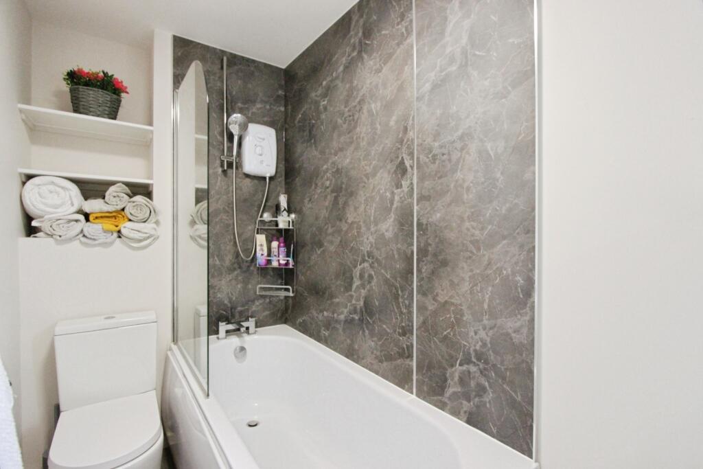 pbox-bathroom-326534.JPG