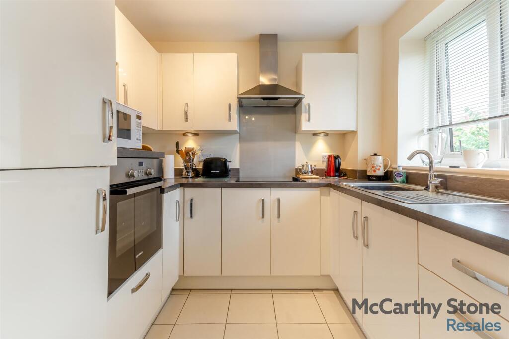8666611-interior10.jpg