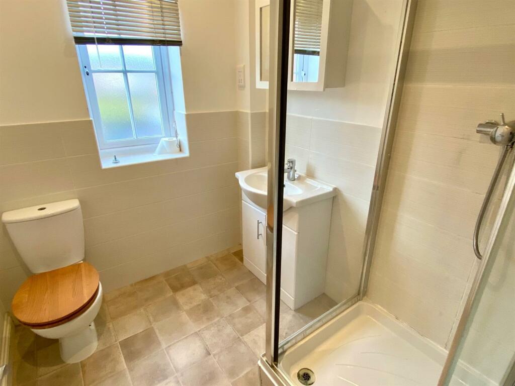 spring place court 63 ensuite.jpg