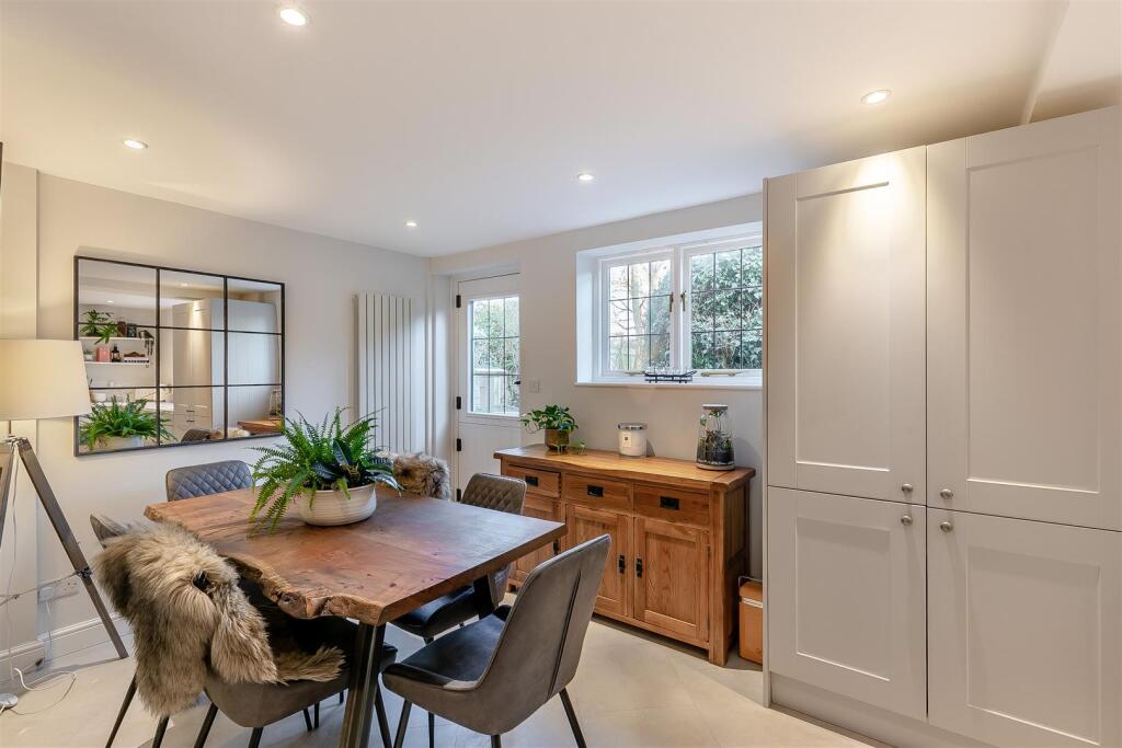8632704-interior30.jpg