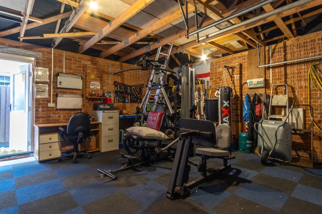Double Garage/Gym