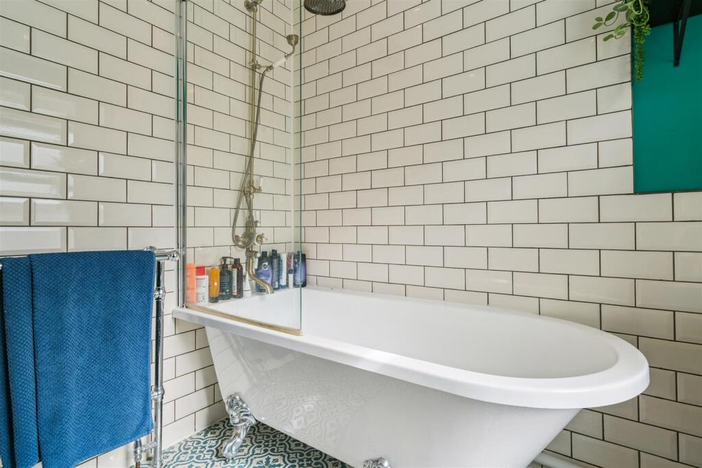 69 Avarn Road bathroom 1b.jpg