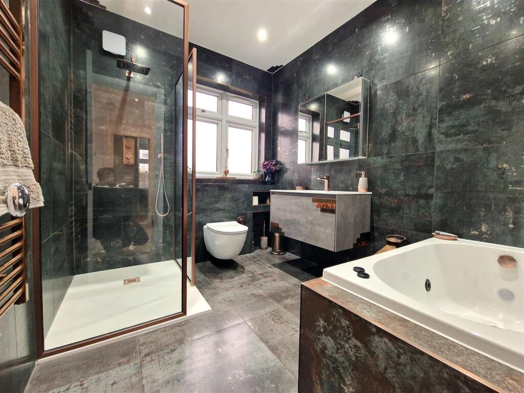 Bathroom 1.jpg