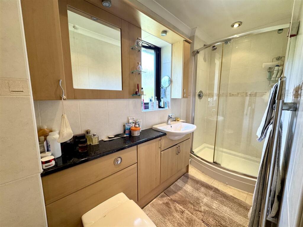 EN-SUITE SHOWER ROOM