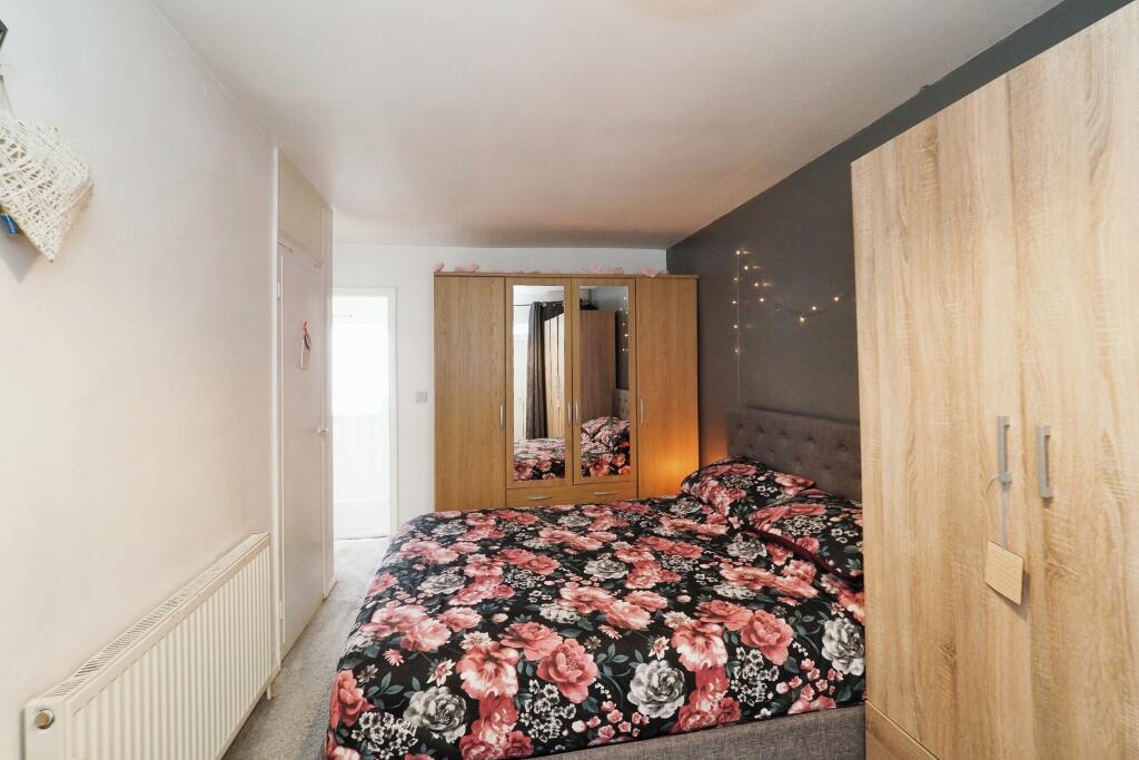 Great Sized Double bedroom with Bay Window space