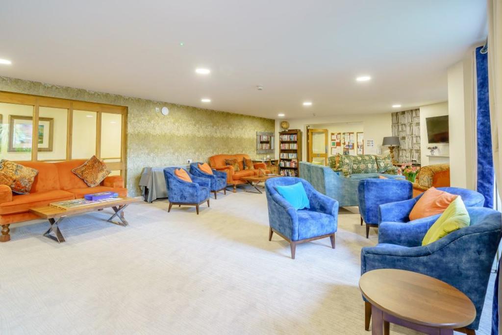 8504812_INTERIOR_02 (Medium).jpg