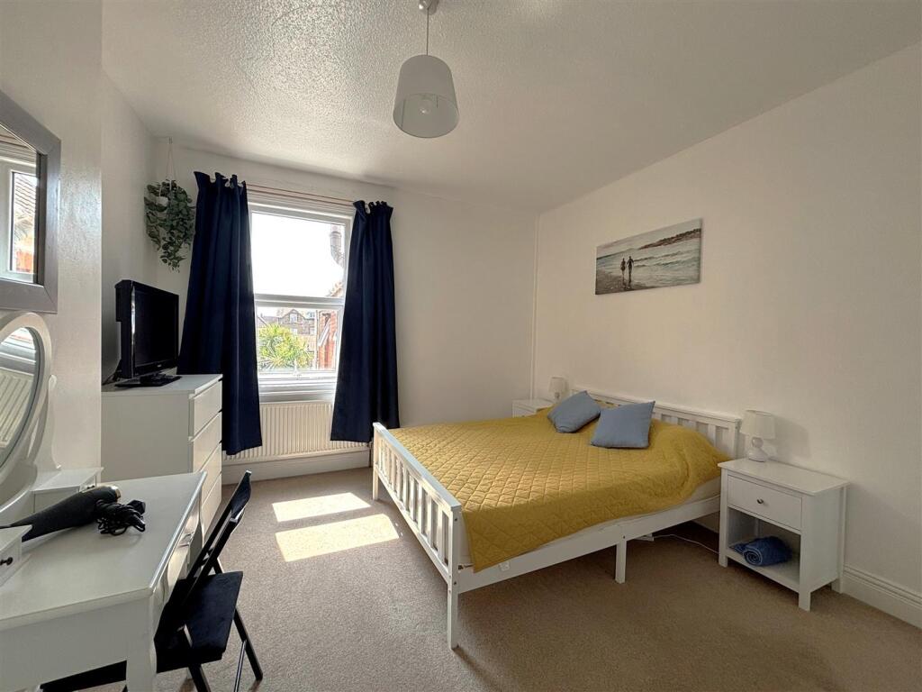 Bed1...jpg