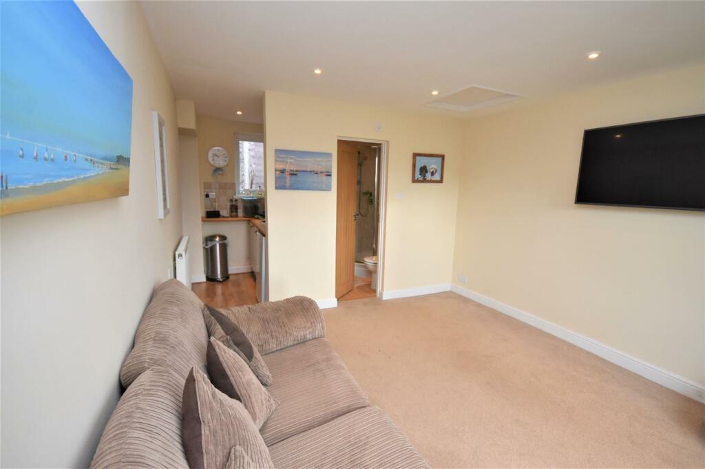 Annexe - Bed/Sitting Room.JPG