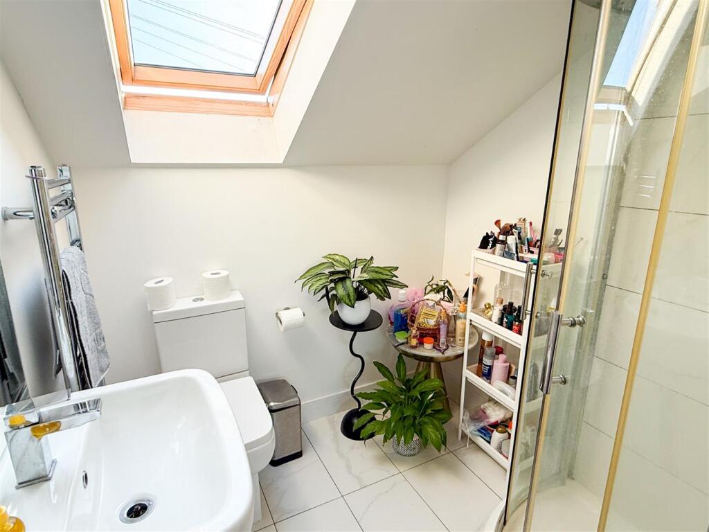 SHOWER ROOM EN SUITE