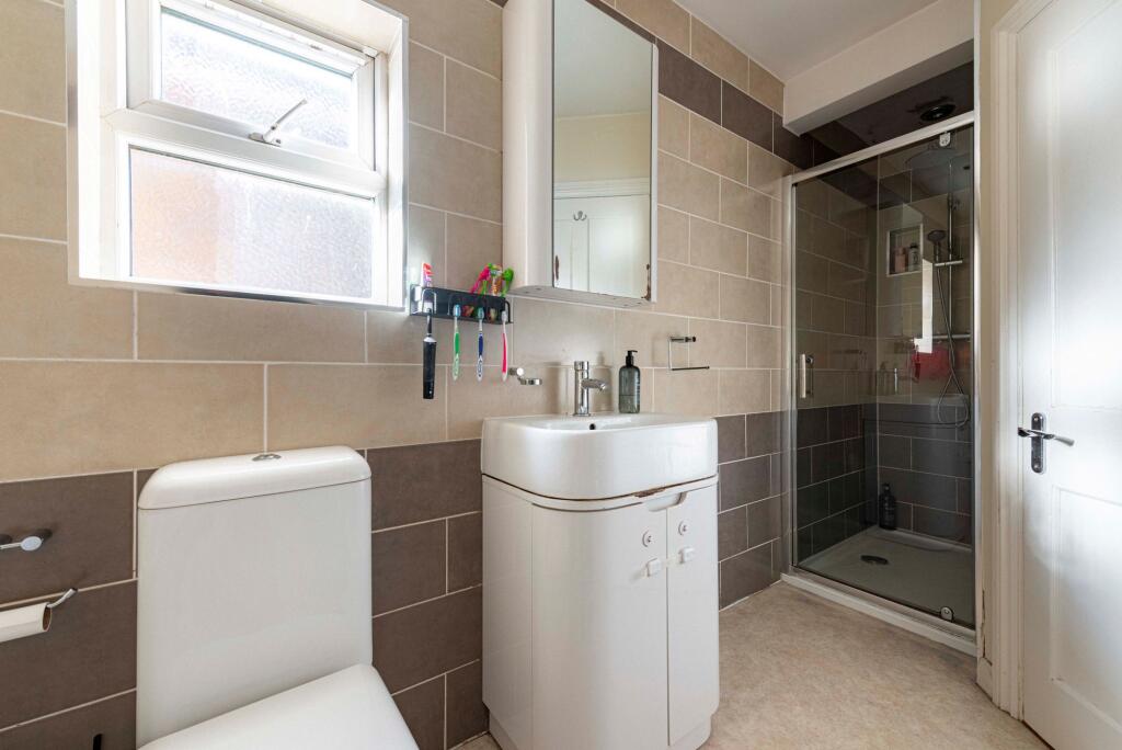 Bathroom W.C (1)