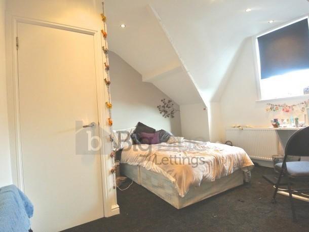 A cozy double bedroom featuring a comfortable b...