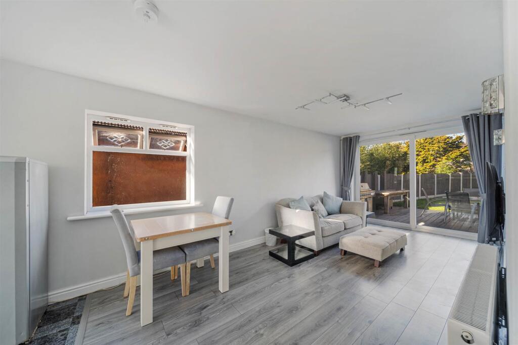Living and Breakfast Area