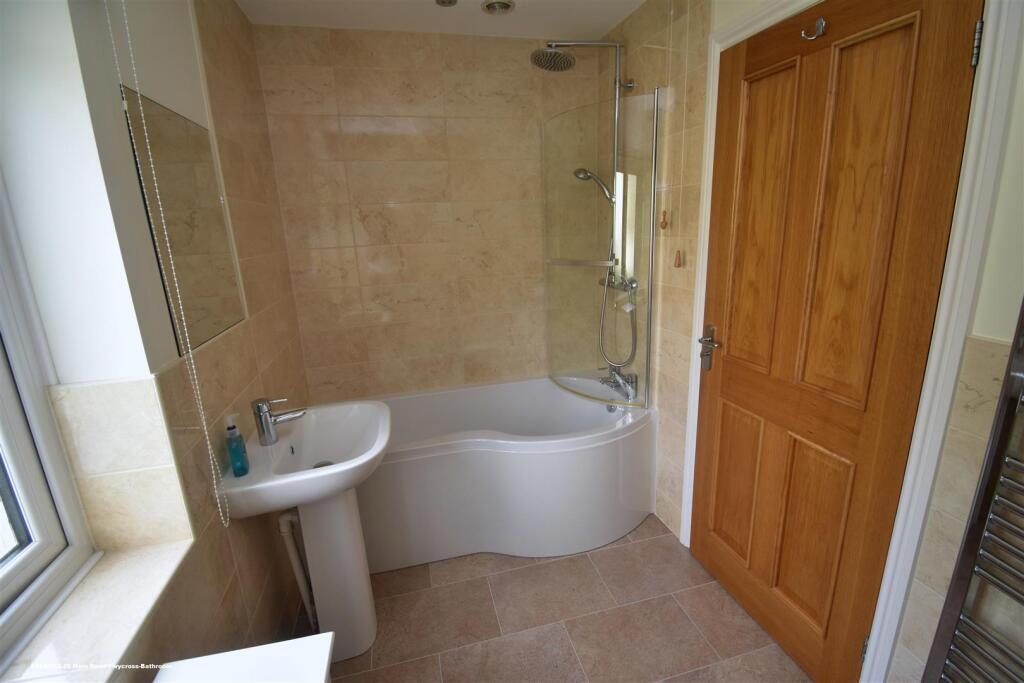 26 Main Road Twycross Bathroom.JPG