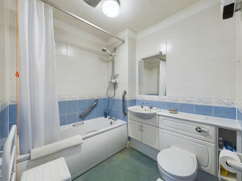 EN-SUITE BATHROOM