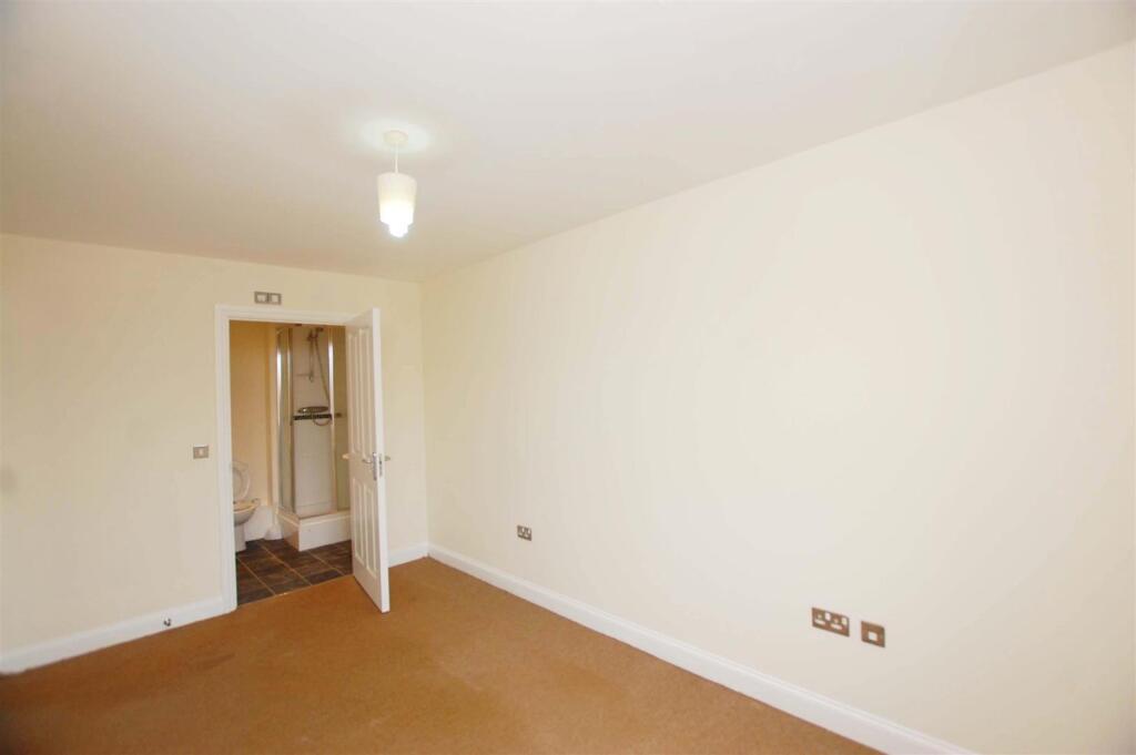 bedroom 1- copy 2.jpg