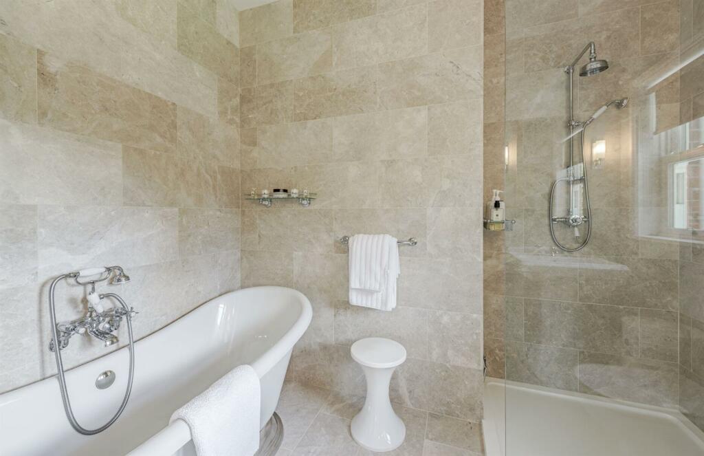 EN-SUITE BATHROOM