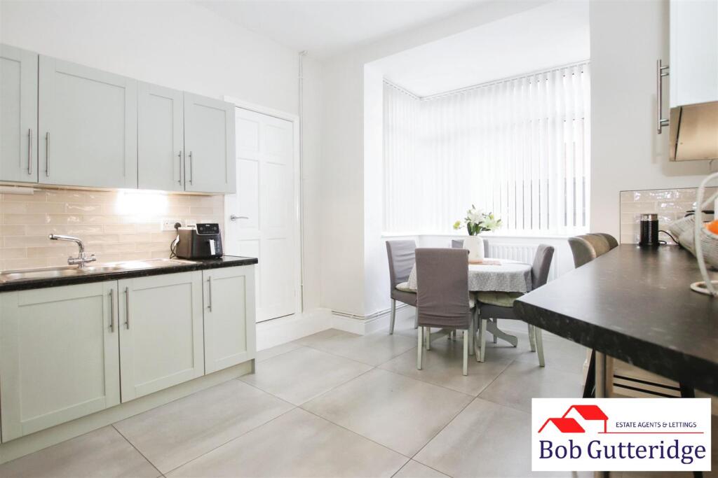 OPEN PLAN FITTED KITCHEN/DINING ROOM