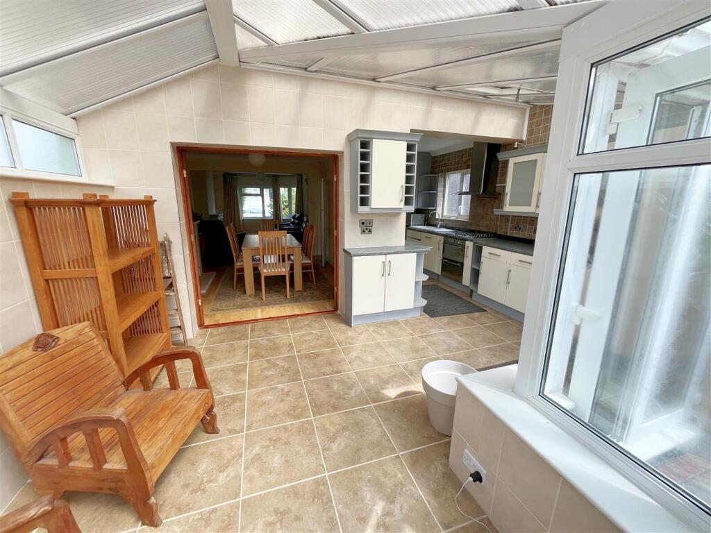 Conservatory through to kitchen.jpg