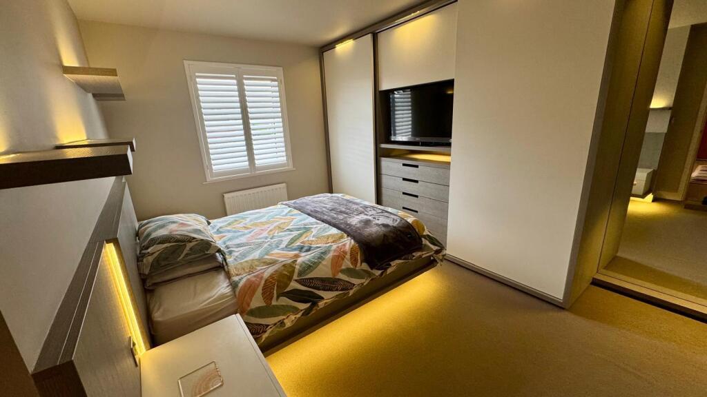 Shingly Place, E4