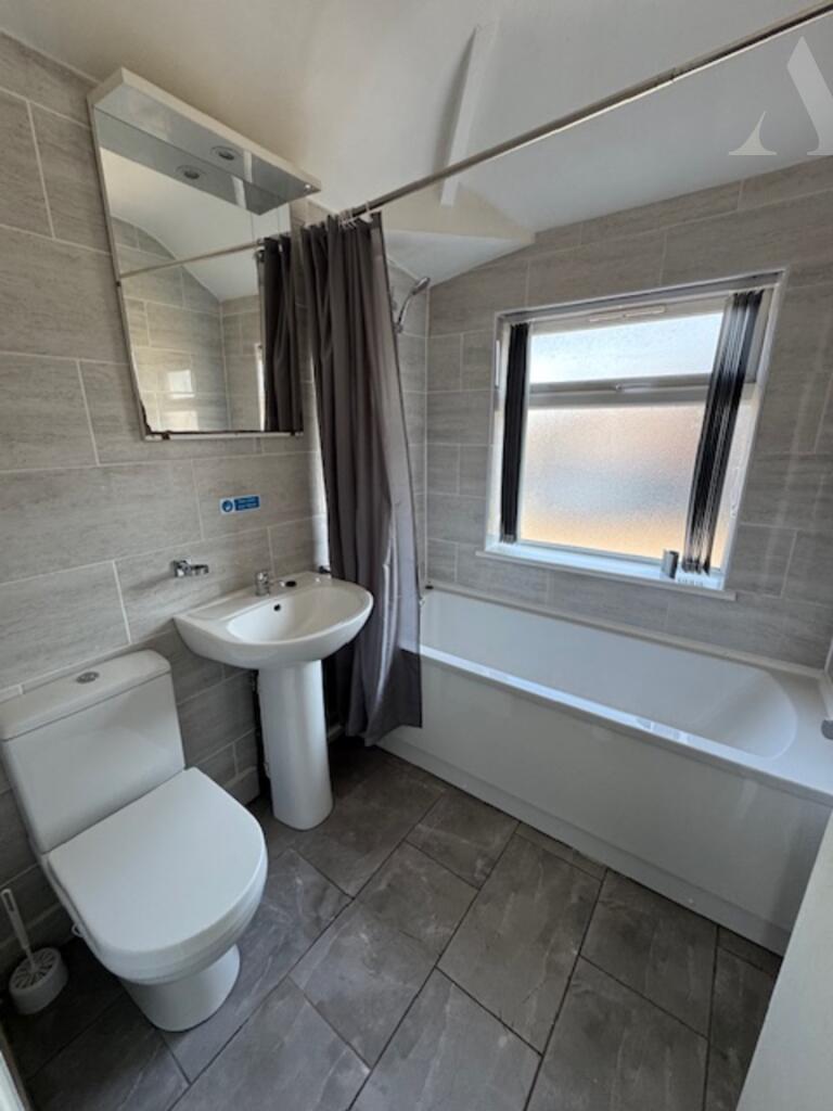 8 Chipperfield Road bathroom