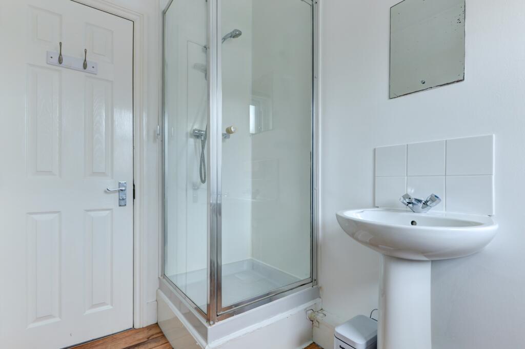 99 Brading Road Bathroom (3)