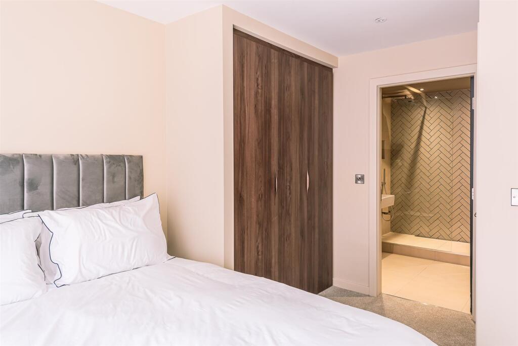 Master Bedroom/Shower room