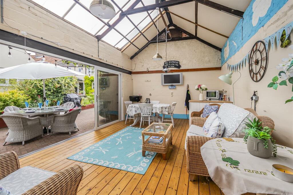 GARDEN ROOM