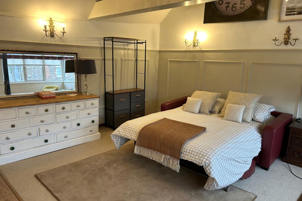 Bedroom 1 (4).jpeg