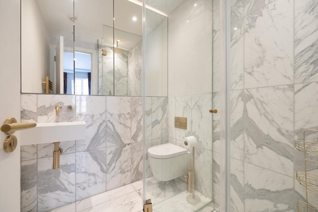 En-suite shower