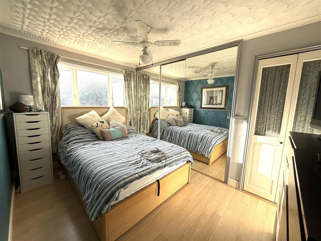 yew treet bed 2.jpeg