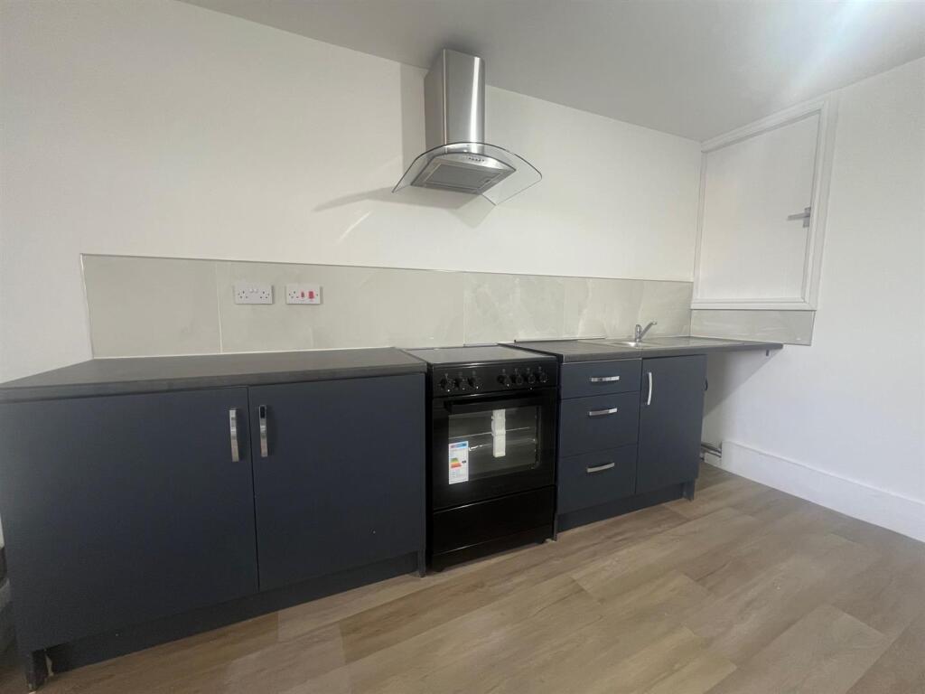 flat 1 kitchen.jpg