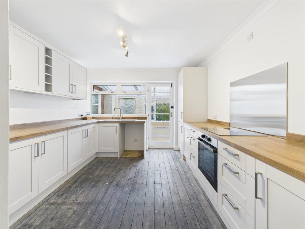 Kitchen: