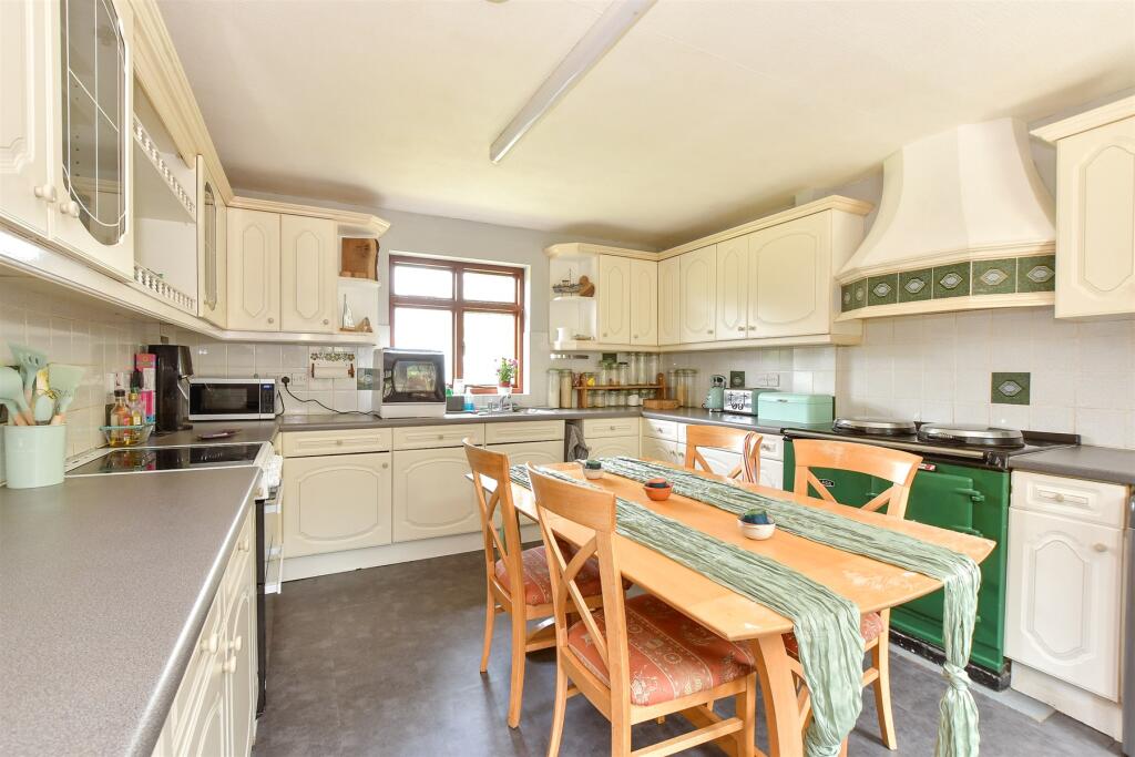 Kitchen/ Breakfast Room