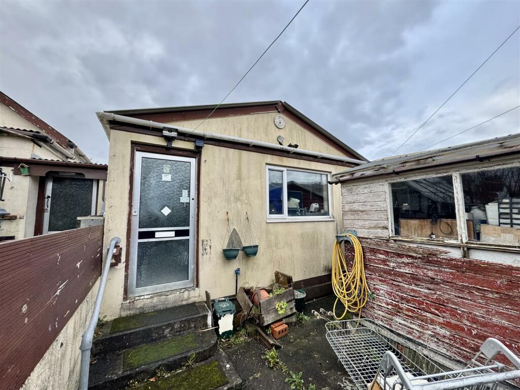 Detached garage