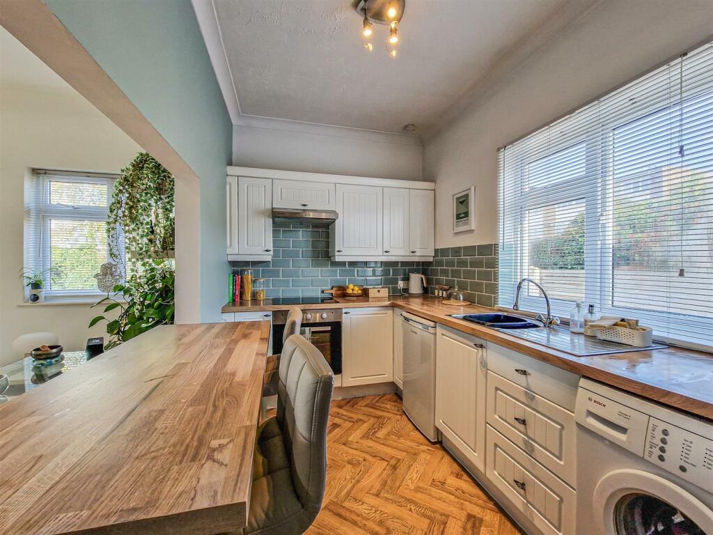 luxury kitchen-breakfast room