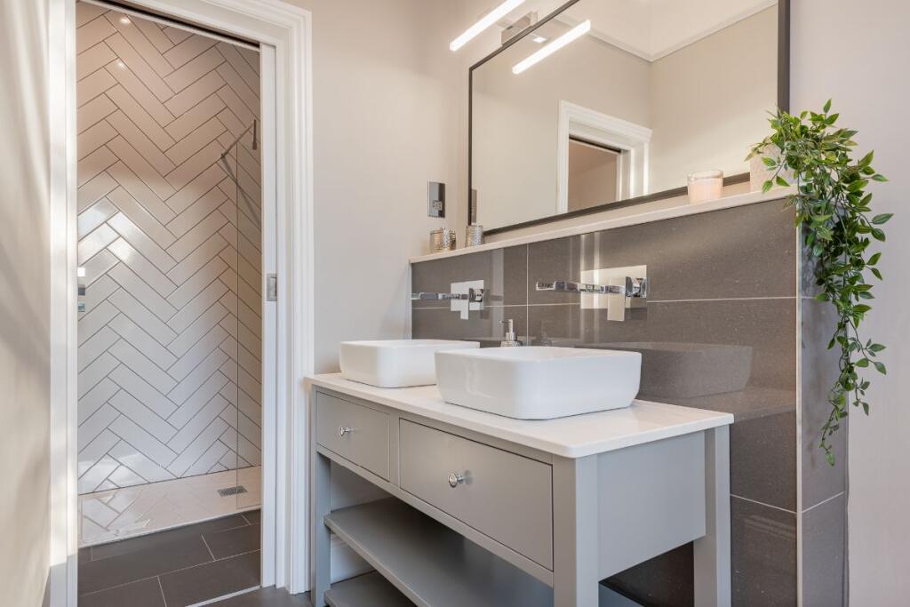 Main ensuite