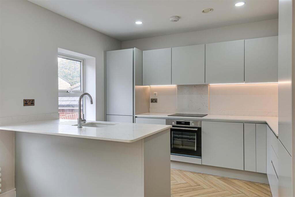 1.  Flat 6 Falcon House, Black Eagle Close, Wester