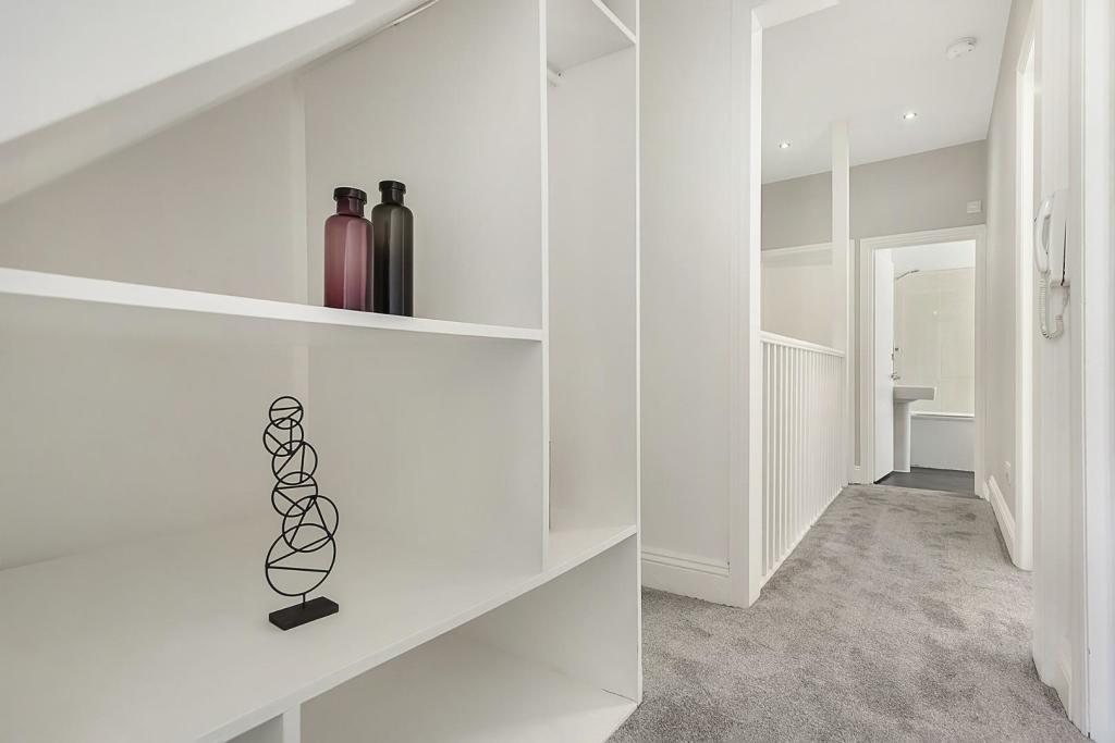 Hallway (2).jpg