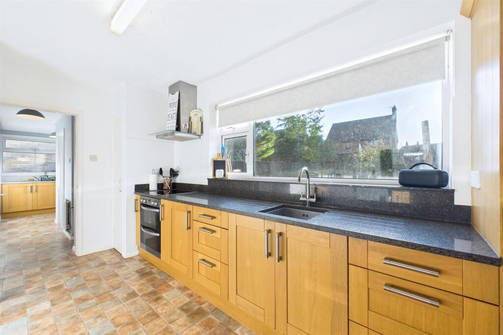 Kitchen 2.jpg