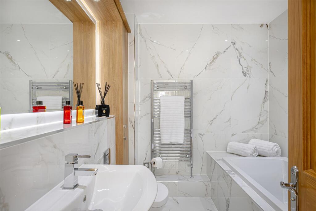 Bed 2 ensuite (1).jpg