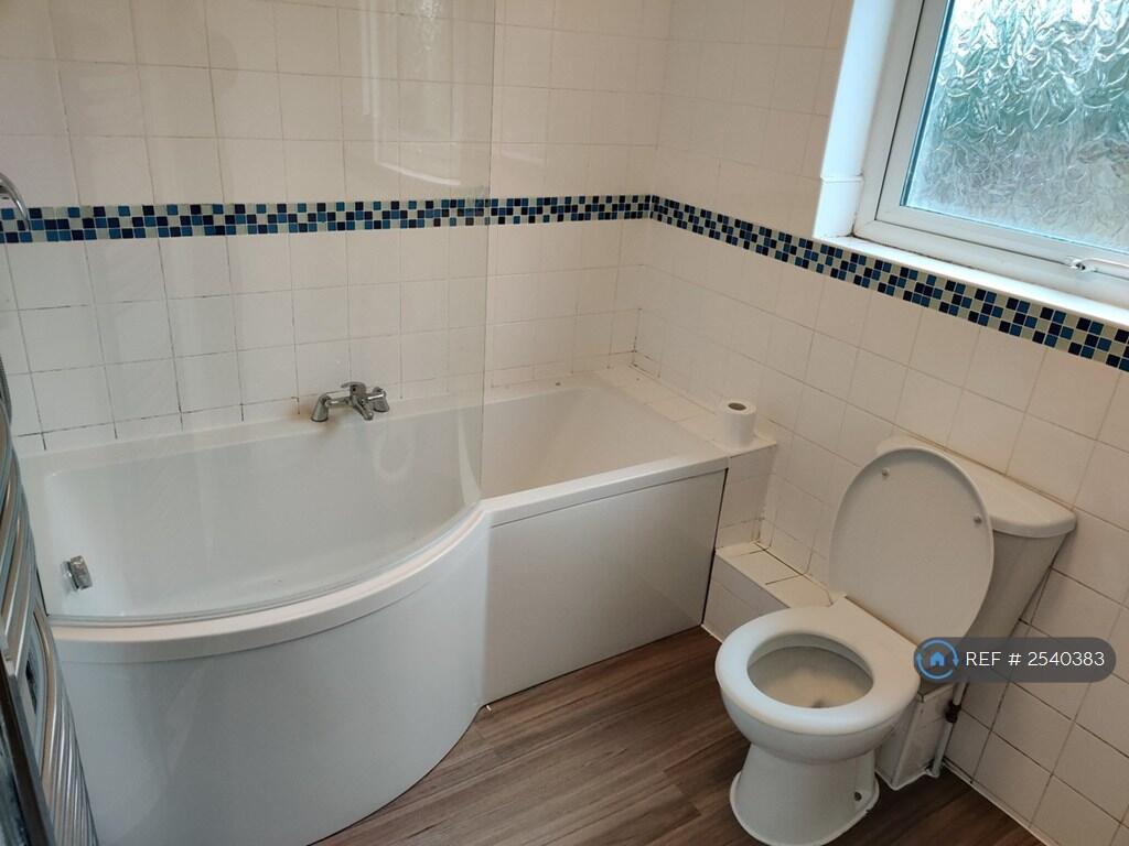 Family Bathroom1