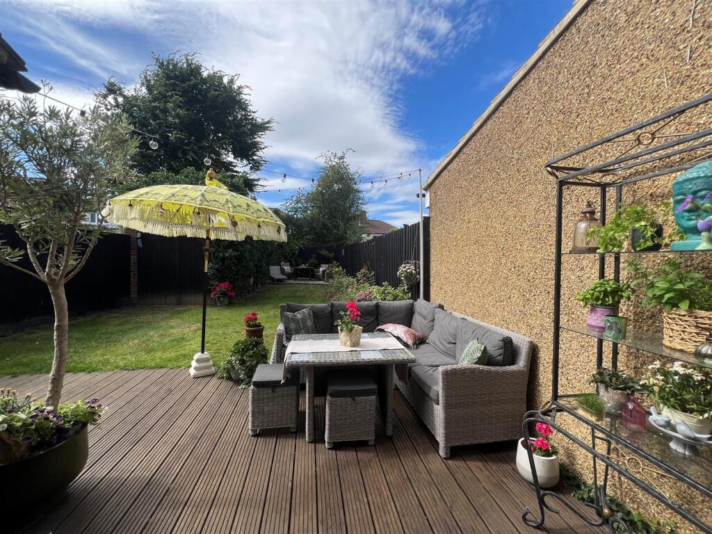 Oakleigh Drive - Garden.jpg