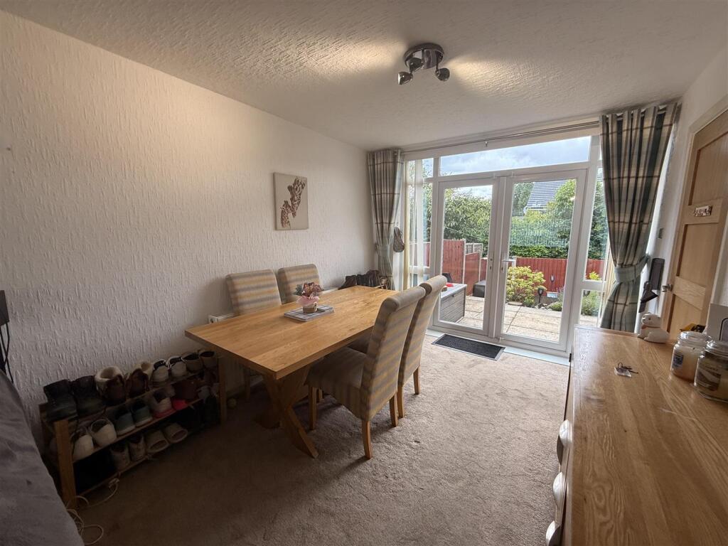 L-SHAPED LOUNGE &amp; DINING AREA