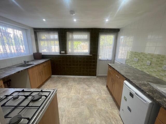 fully fitted kitchen 236