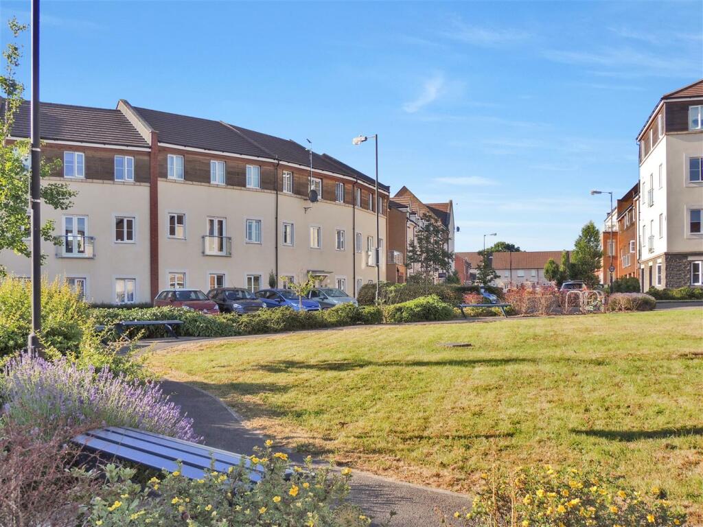 Communal Gardens to the Front