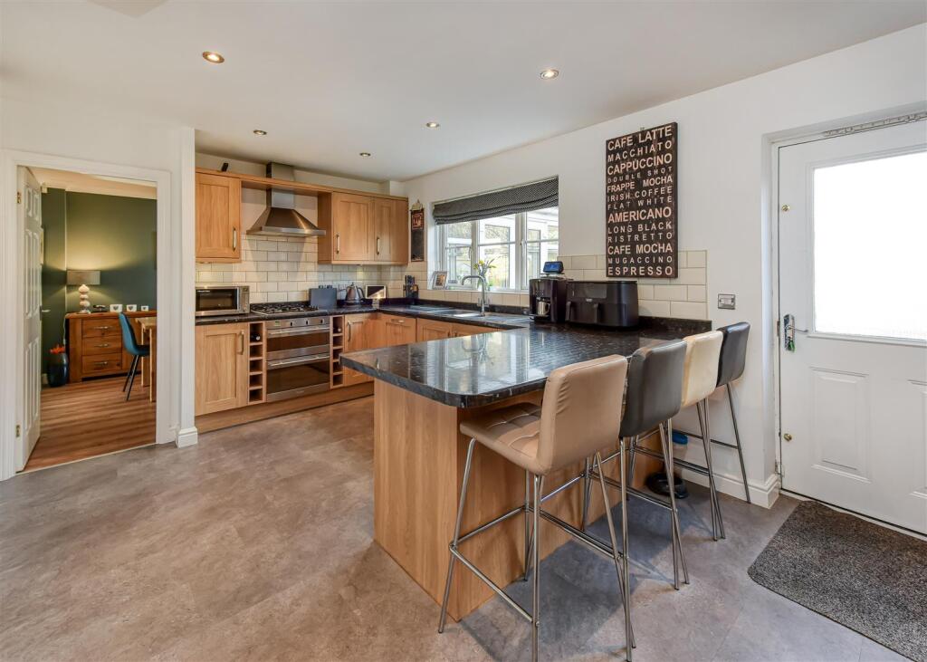 3 Riverside Gardens-kitchen1.jpg