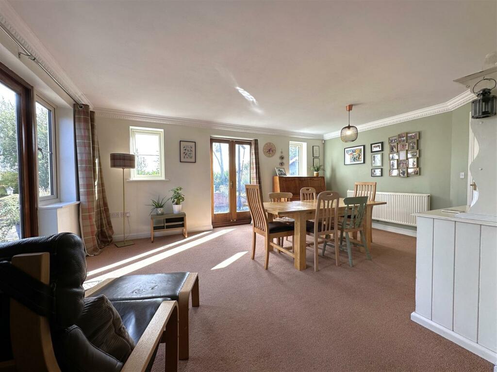 DUAL-ASPECT Dining Room 485