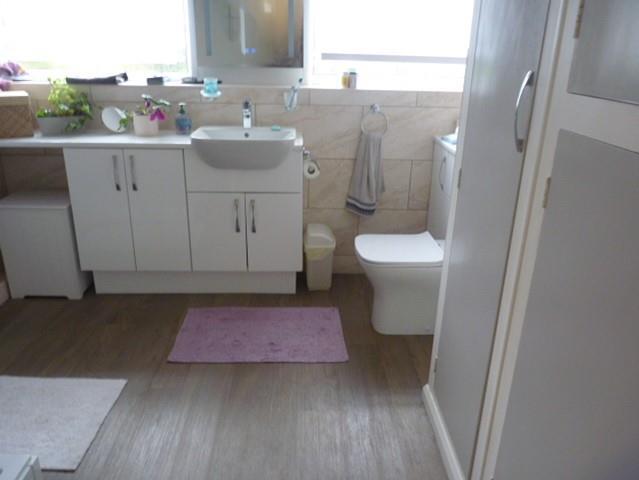 SHOWER ROOM.jpg