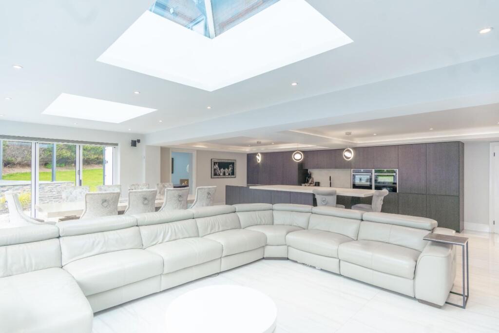 OPEN PLAN LIVING/DINING AREA