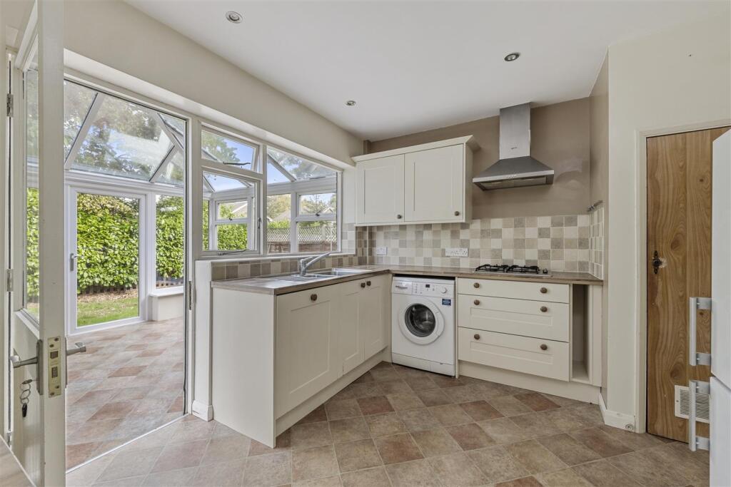 8 Orchard Gardens Cranleigh GU6 7LG-24.JPG